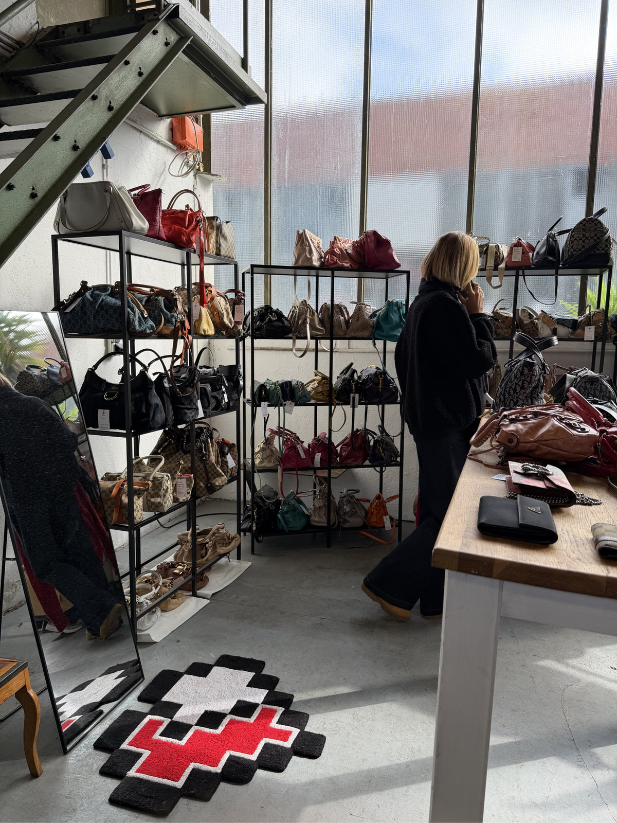 Kundin im 9ine Life Showroom bei München vor den Taschenregalen