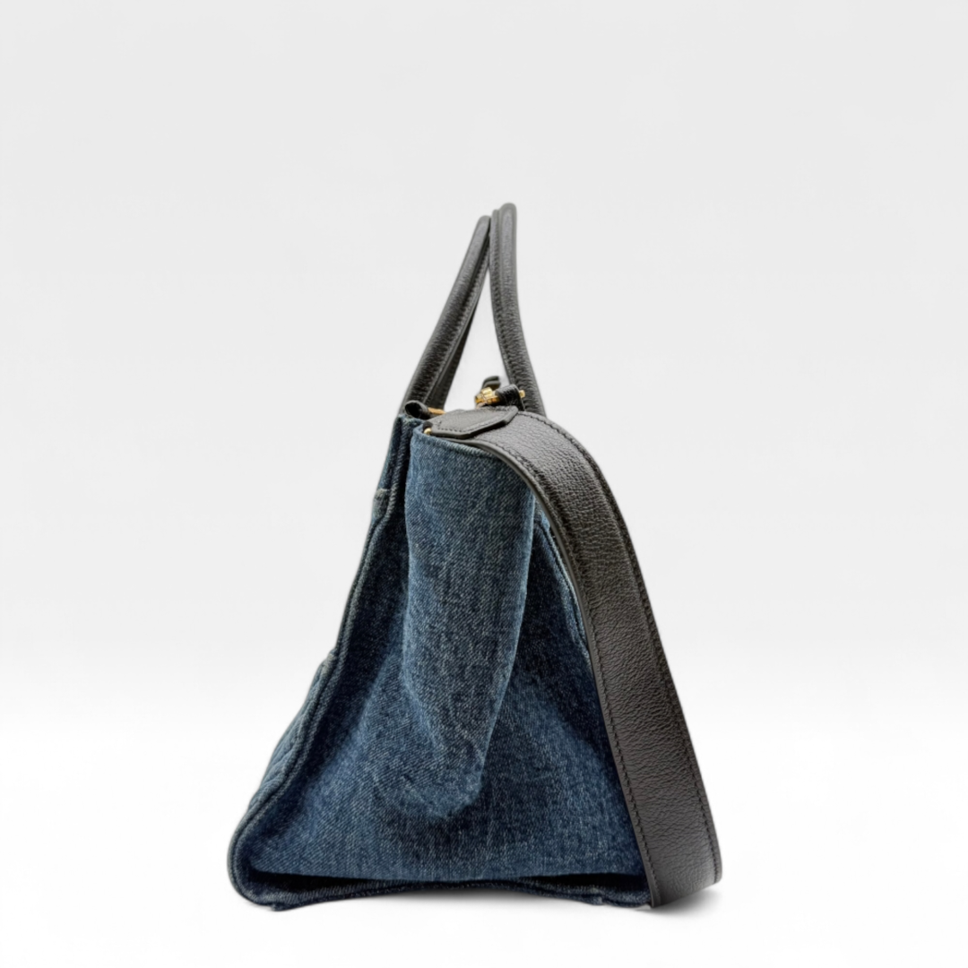 Miu Miu Handtasche Biker mit Umhängegurt aus Denimstoff blau