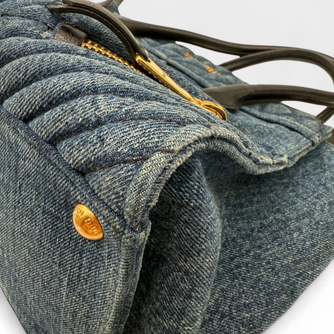 Miu Miu Handtasche Biker mit Umhängegurt aus Denimstoff blau