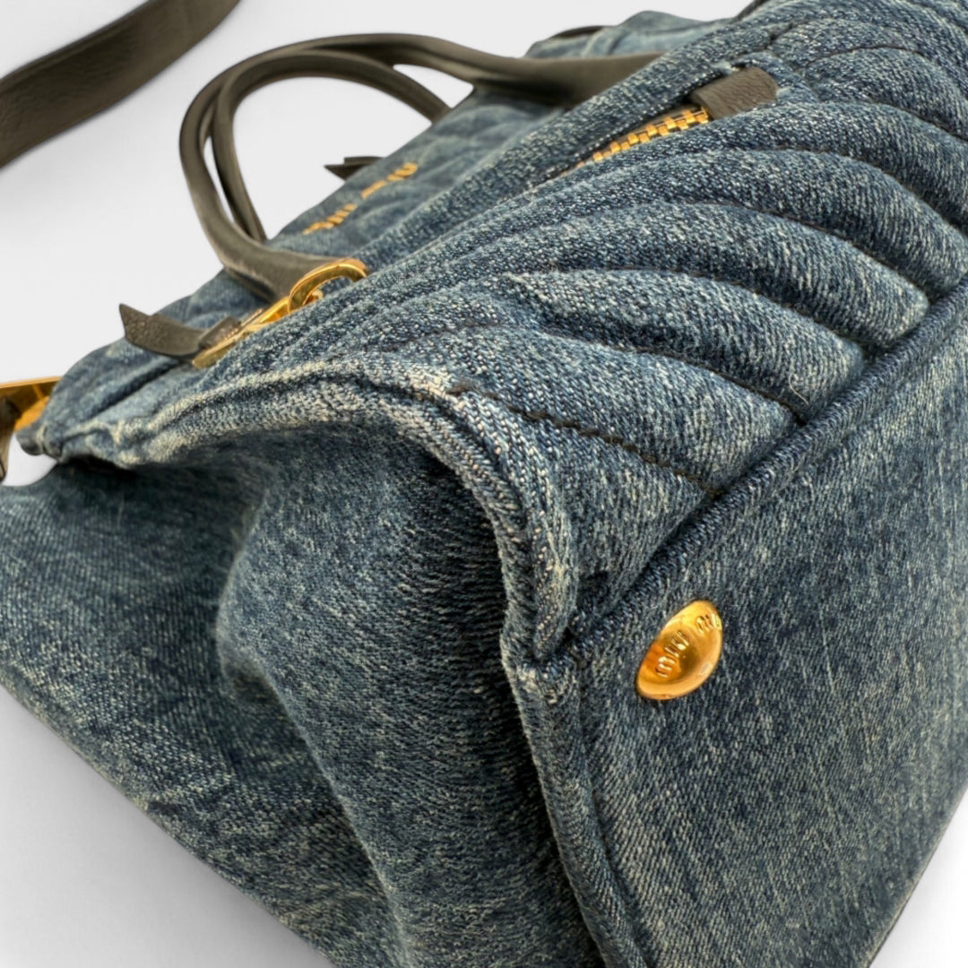 Miu Miu Handtasche Biker mit Umhängegurt aus Denimstoff blau