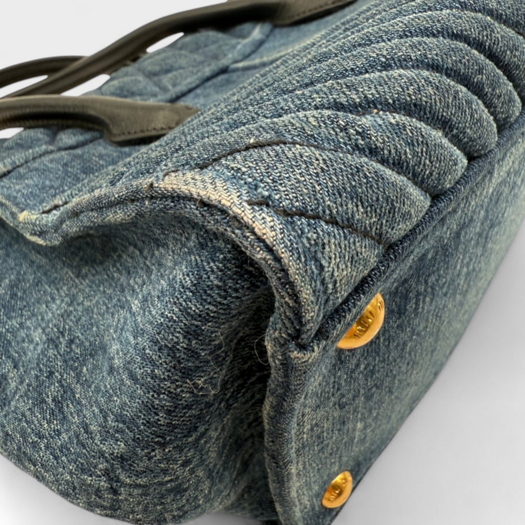 Miu Miu Handtasche Biker mit Umhängegurt aus Denimstoff blau