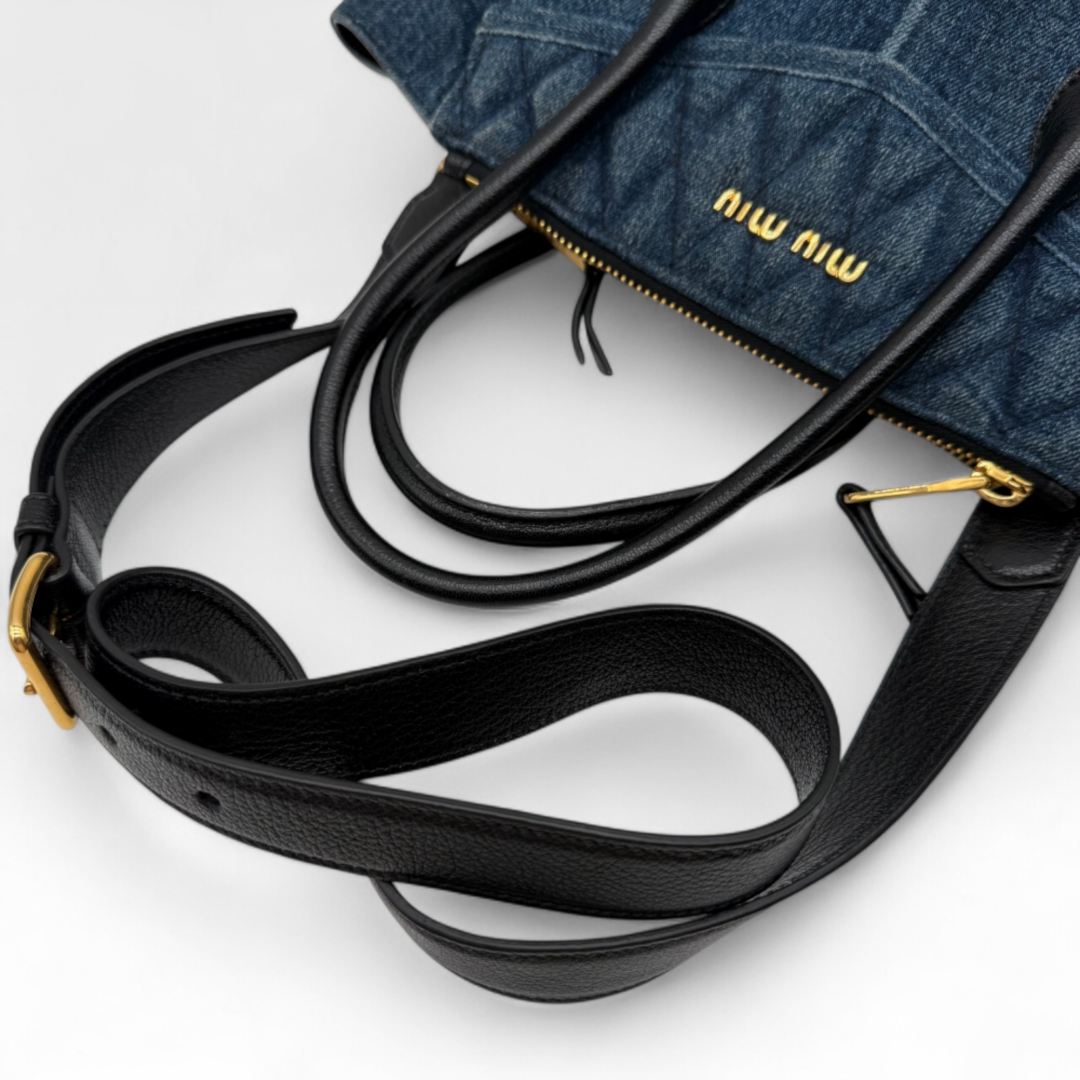 Miu Miu Handtasche Biker mit Umhängegurt aus Denimstoff blau