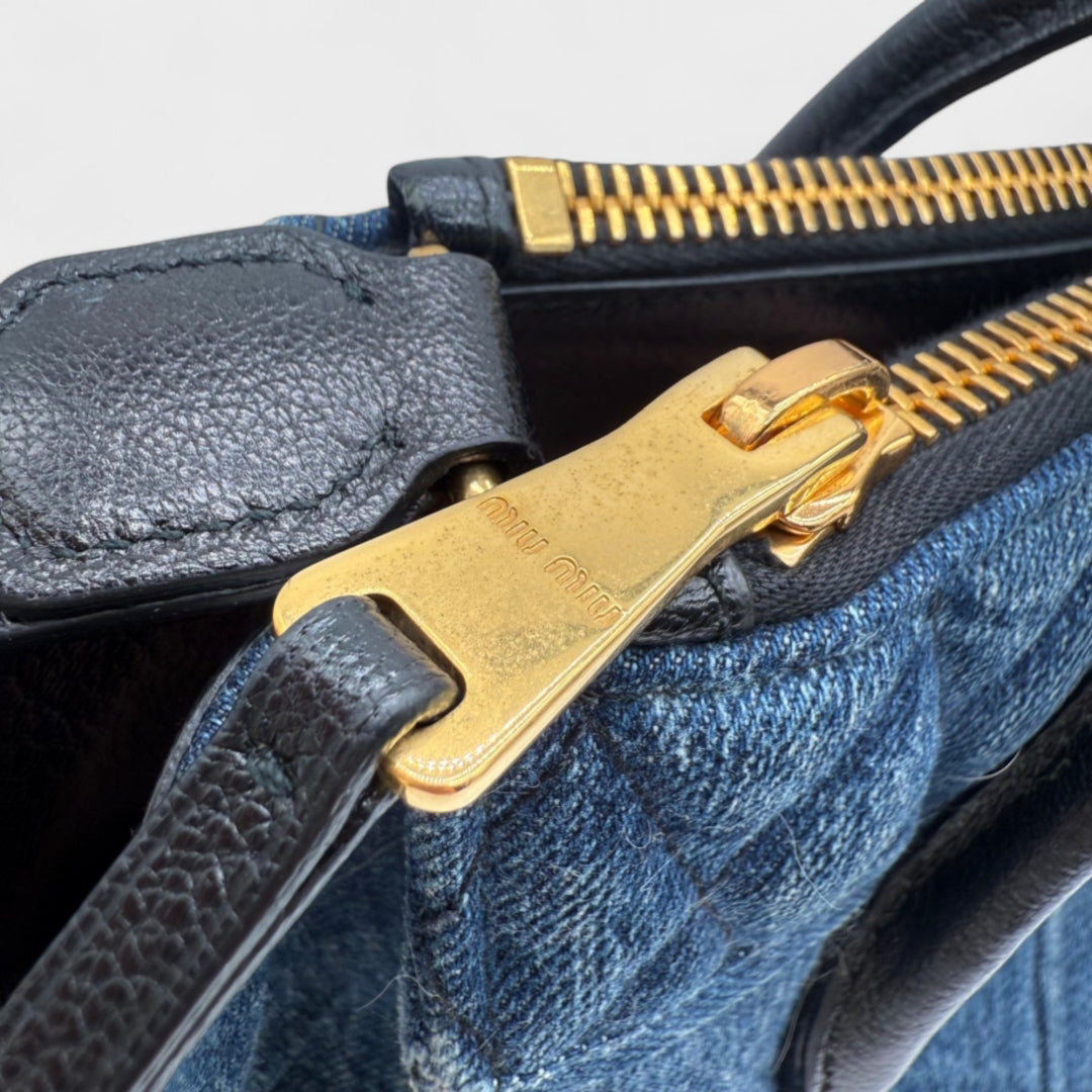 Miu Miu Handtasche Biker mit Umhängegurt aus Denimstoff blau