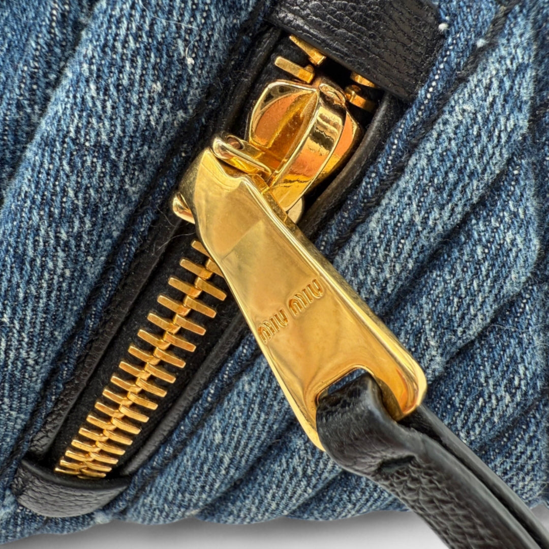 Miu Miu Handtasche Biker mit Umhängegurt aus Denimstoff blau