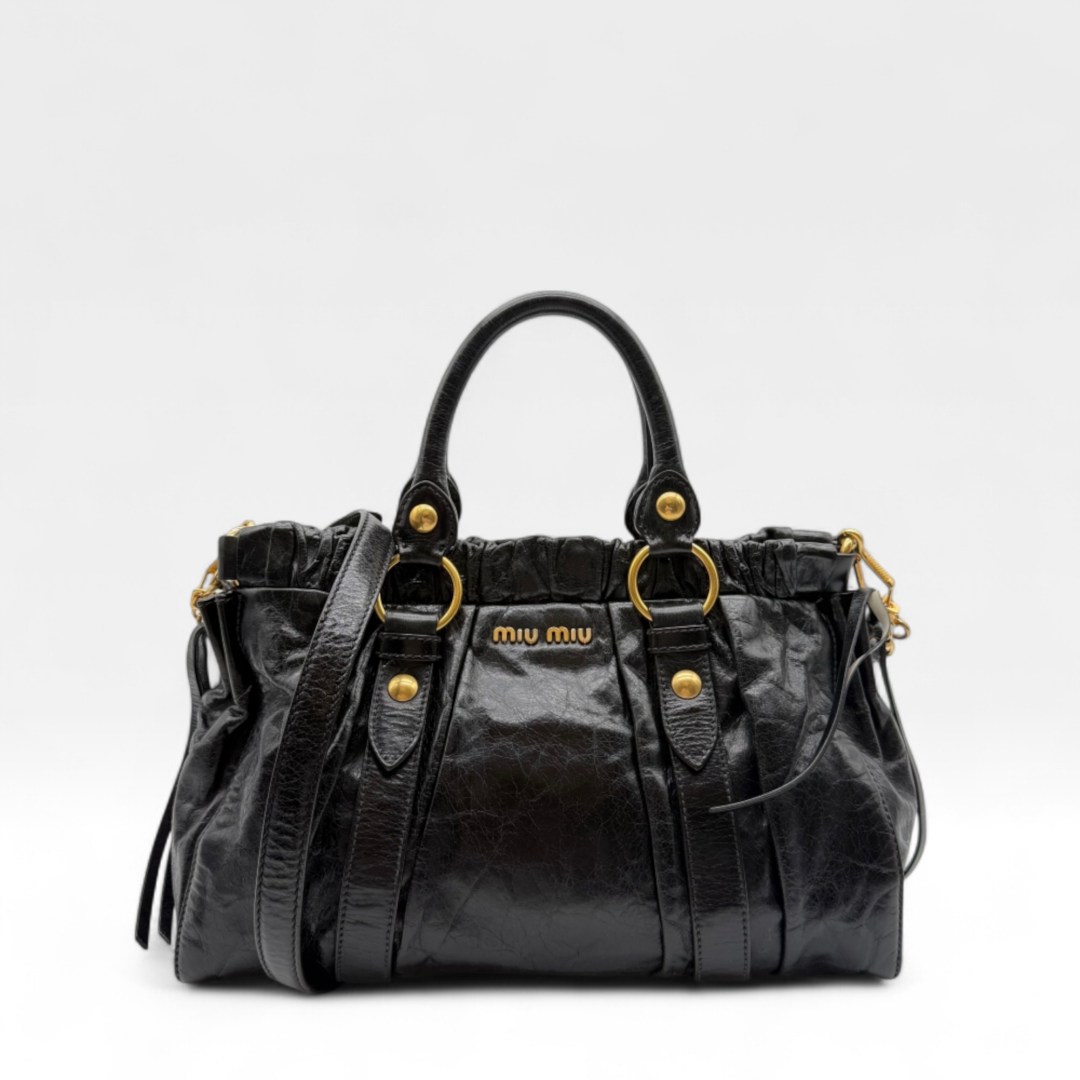 Miu Miu Handtasche Vitello Lux mit Umhängegurt aus Leder schwarz