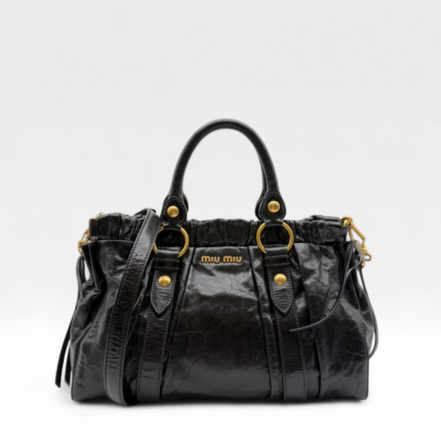 Miu Miu Handtasche Vitello Lux mit Umhängegurt aus Leder schwarz
