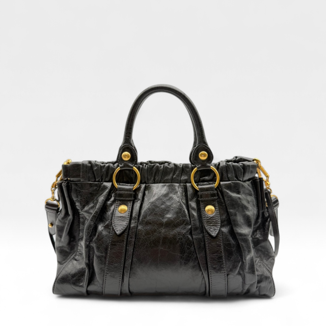 Miu Miu Handtasche Vitello Lux mit Umhängegurt aus Leder schwarz