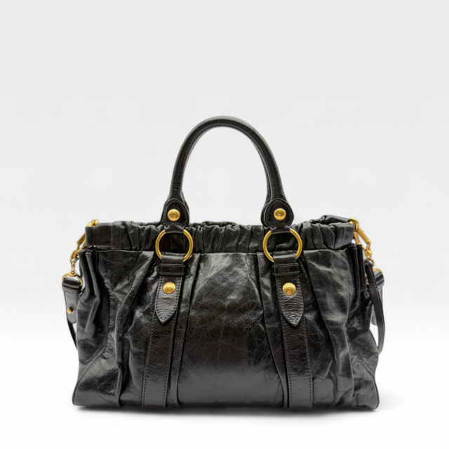 Miu Miu Handtasche Vitello Lux mit Umhängegurt aus Leder schwarz