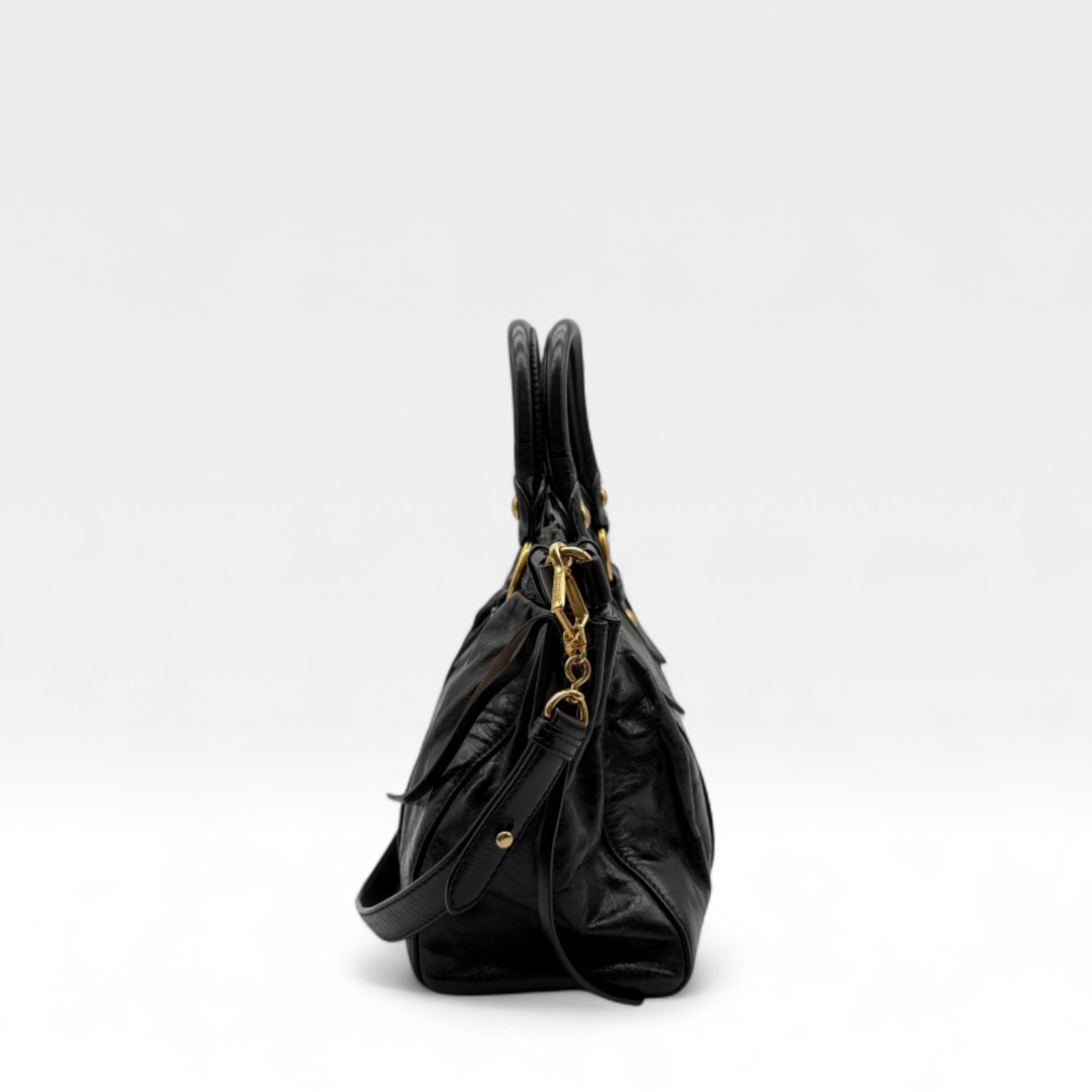 Miu Miu Handtasche Vitello Lux mit Umhängegurt aus Leder schwarz