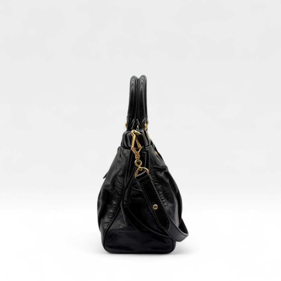 Miu Miu Handtasche Vitello Lux mit Umhängegurt aus Leder schwarz