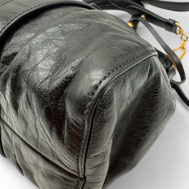Miu Miu Handtasche Vitello Lux mit Umhängegurt aus Leder schwarz