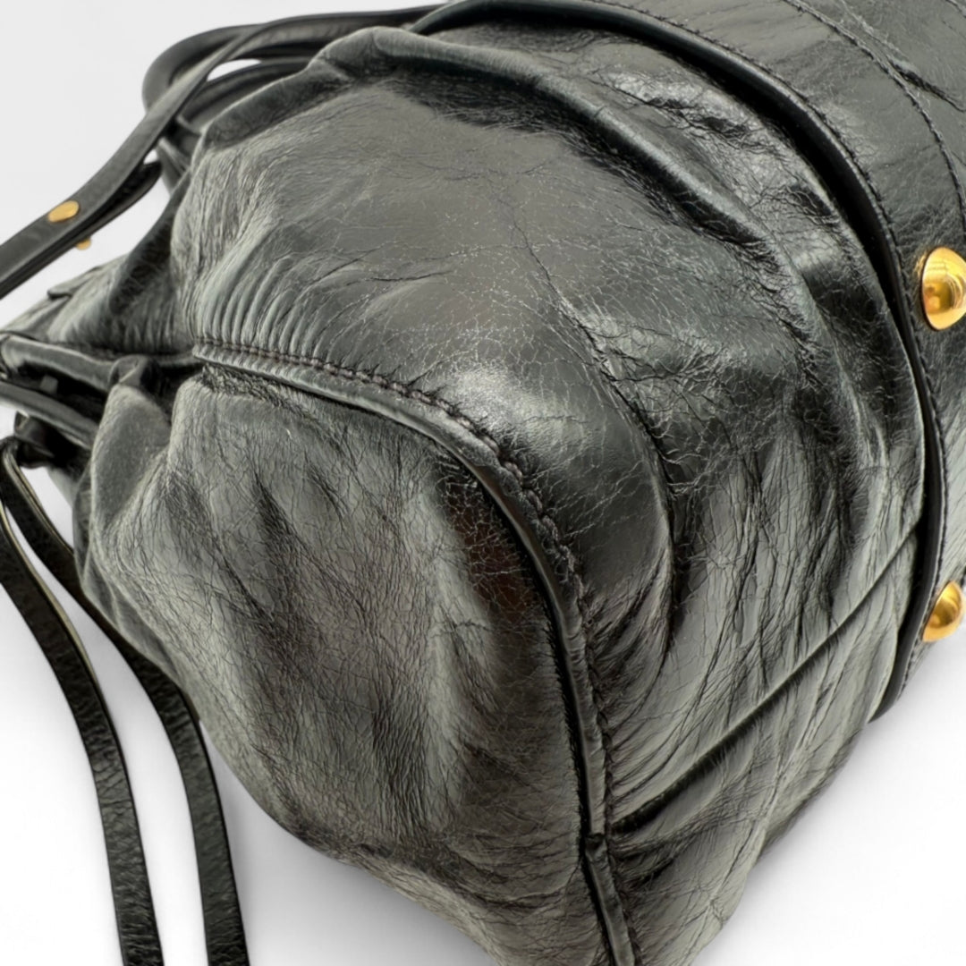 Miu Miu Handtasche Vitello Lux mit Umhängegurt aus Leder schwarz