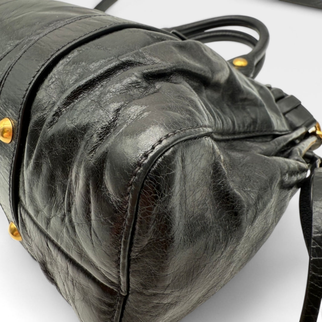 Miu Miu Handtasche Vitello Lux mit Umhängegurt aus Leder schwarz