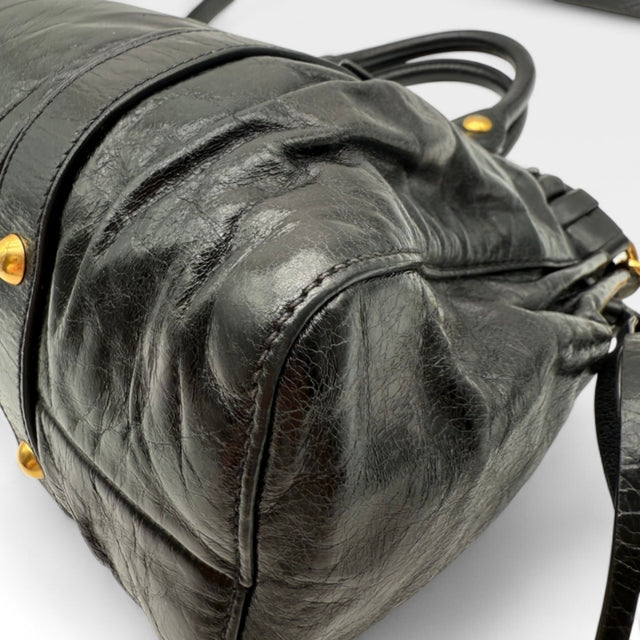 Miu Miu Handtasche Vitello Lux mit Umhängegurt aus Leder schwarz