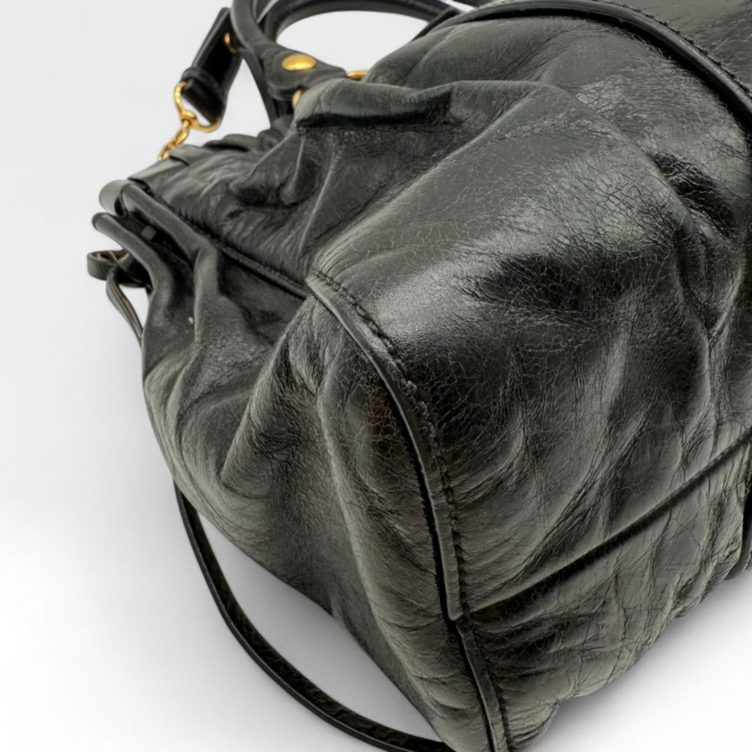 Miu Miu Handtasche Vitello Lux mit Umhängegurt aus Leder schwarz