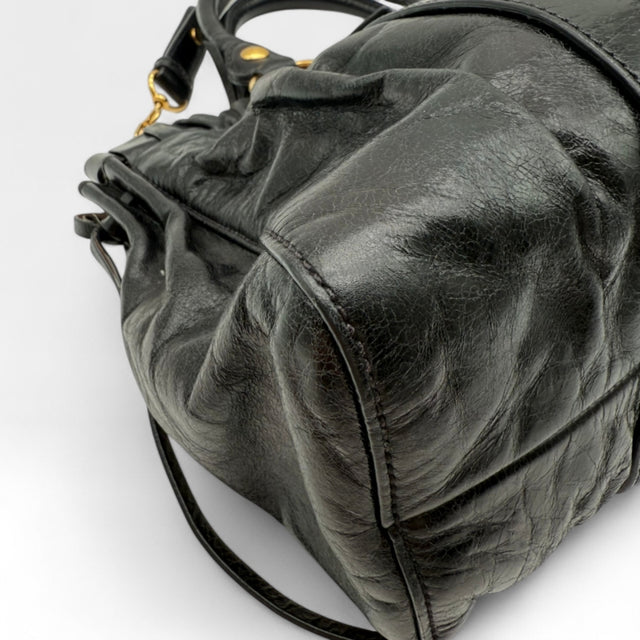 Miu Miu Handtasche Vitello Lux mit Umhängegurt aus Leder schwarz
