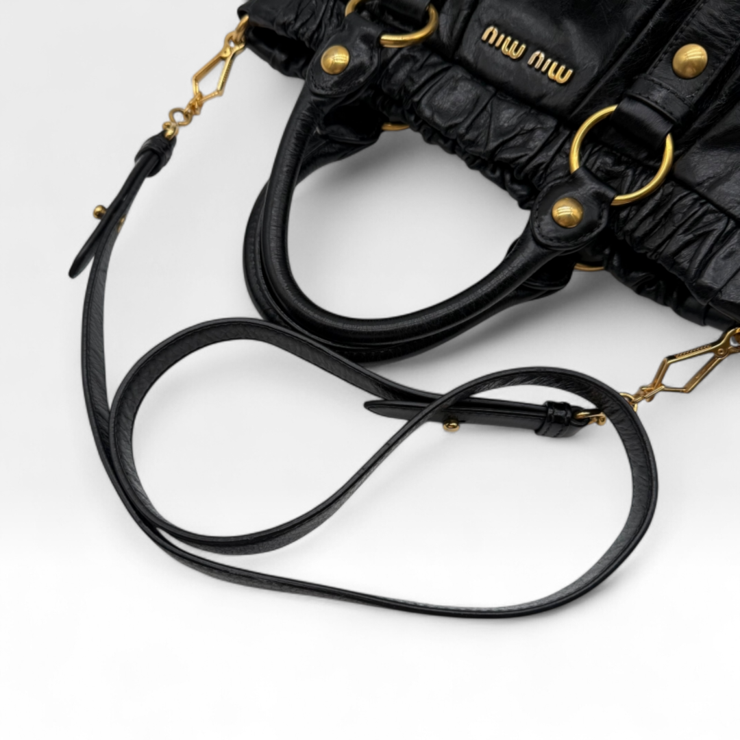 Miu Miu Handtasche Vitello Lux mit Umhängegurt aus Leder schwarz