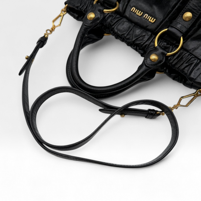 Miu Miu Handtasche Vitello Lux mit Umhängegurt aus Leder schwarz