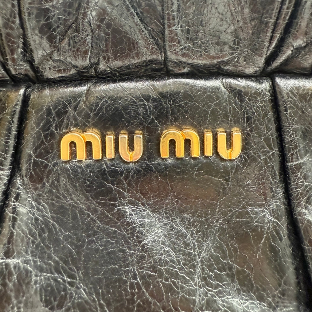 Miu Miu Handtasche Vitello Lux mit Umhängegurt aus Leder schwarz