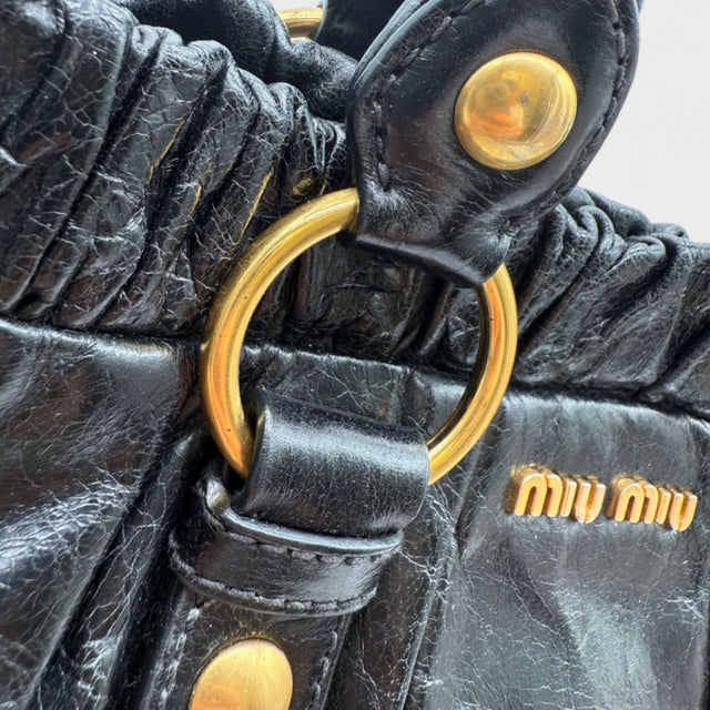 Miu Miu Handtasche Vitello Lux mit Umhängegurt aus Leder schwarz