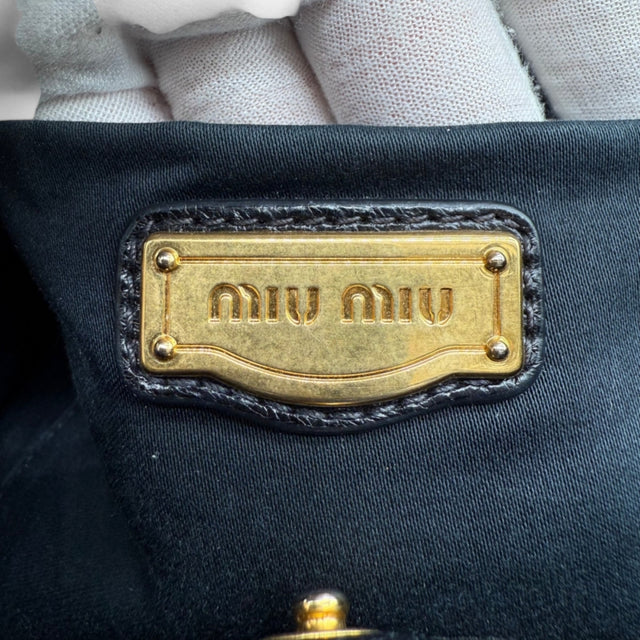 Miu Miu Handtasche Vitello Lux mit Umhängegurt aus Leder schwarz
