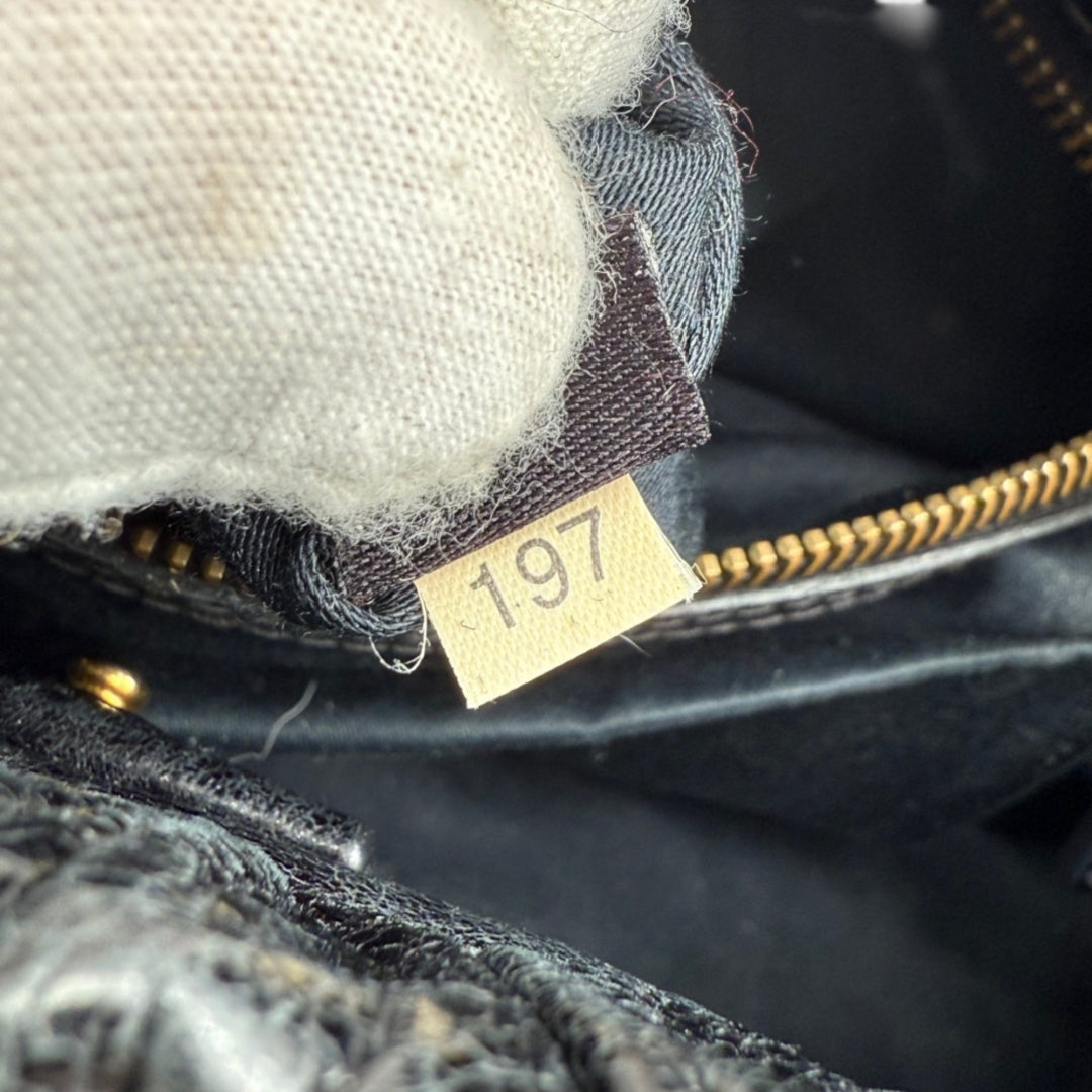 Miu Miu Handtasche Vitello Lux mit Umhängegurt aus Leder schwarz