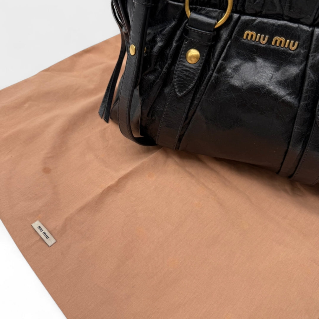 Miu Miu Handtasche Vitello Lux mit Umhängegurt aus Leder schwarz
