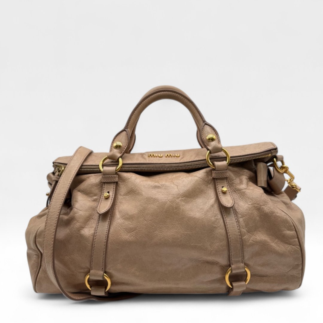 Miu Miu Handtasche Vitello Satchel mit Umhängegurt aus Leder beige / rosa