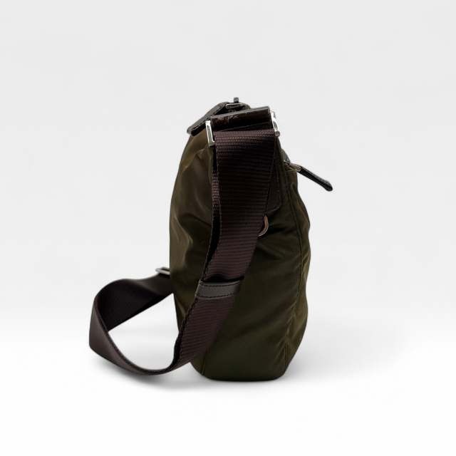Prada Umhängetasche Beutelform aus Nylon khaki