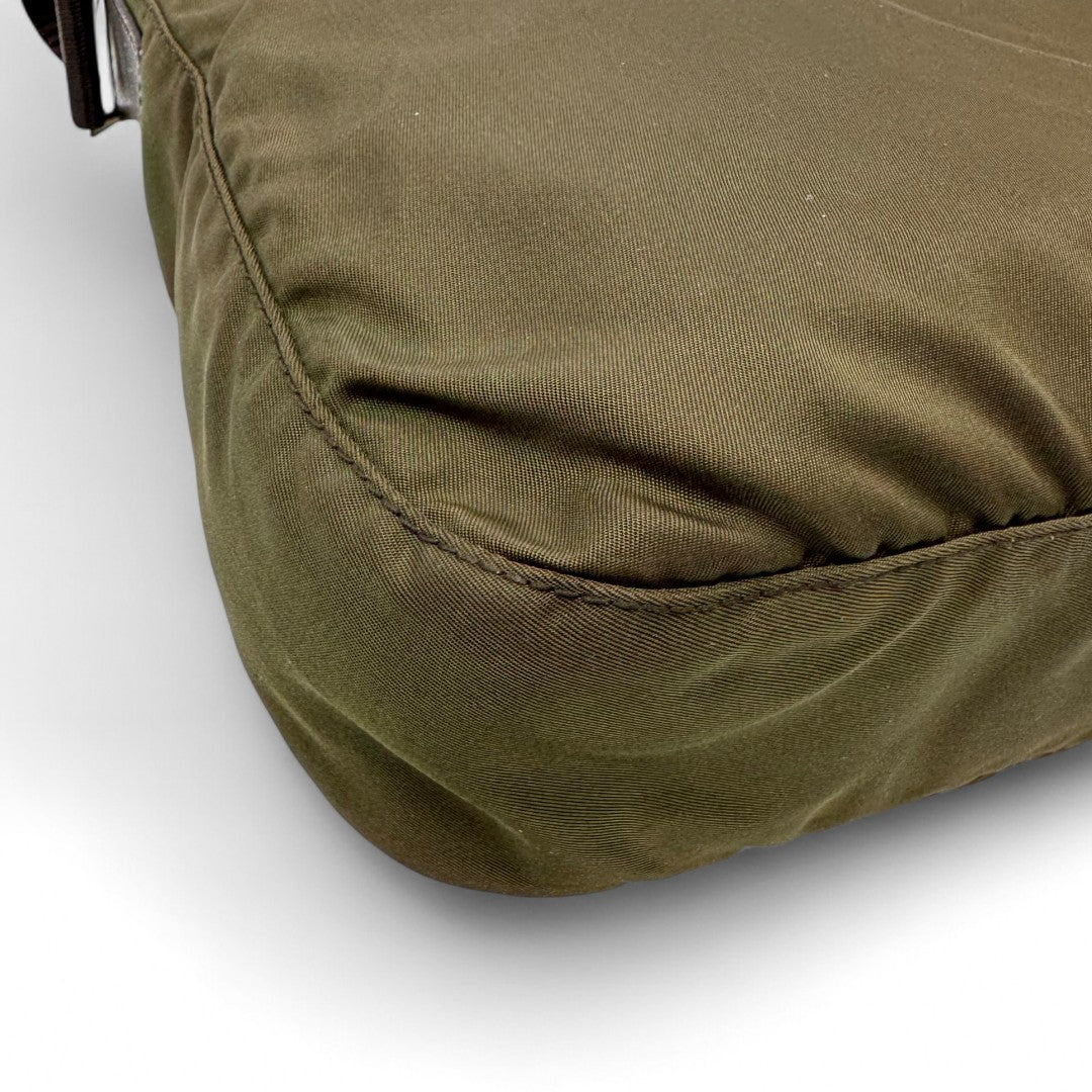 Prada Umhängetasche Beutelform aus Nylon khaki