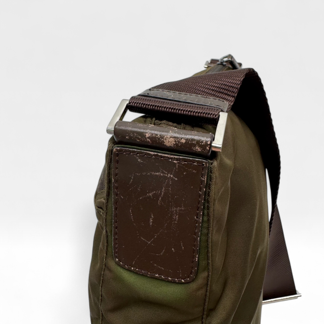 Prada Umhängetasche Beutelform aus Nylon khaki