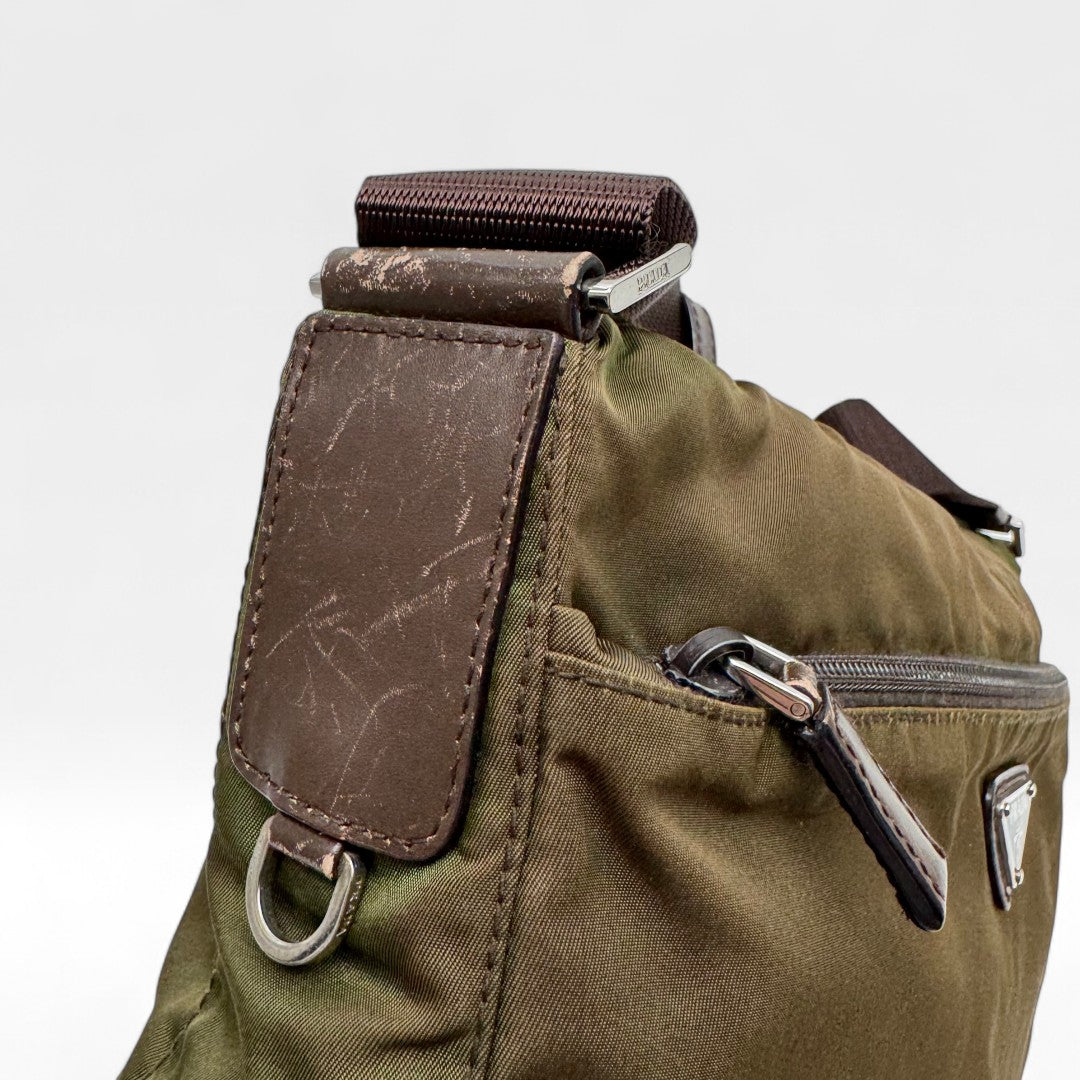 Prada Umhängetasche Beutelform aus Nylon khaki