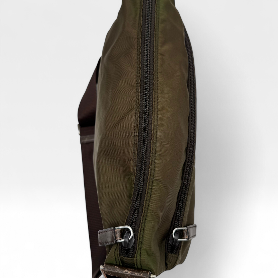 Prada Umhängetasche Beutelform aus Nylon khaki