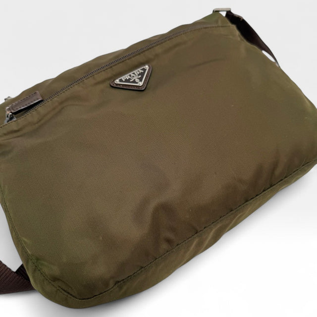 Prada Umhängetasche Beutelform aus Nylon khaki